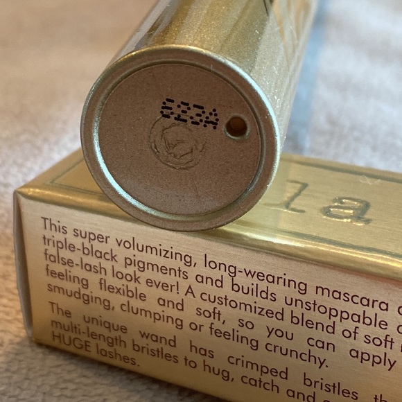 Stila Cosmetics Huge Extreme Lash Mascara - Picture 6 of 6